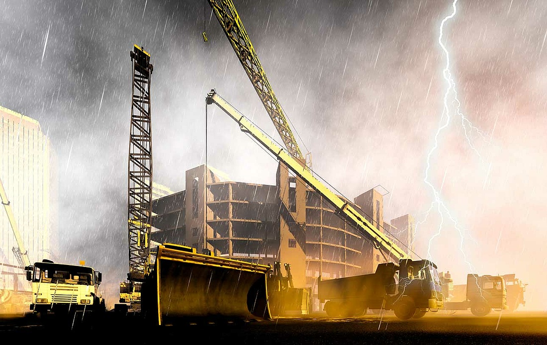 Bauwesenversicherung bei Schäden: Regen mit Blitz auf Baustelle.