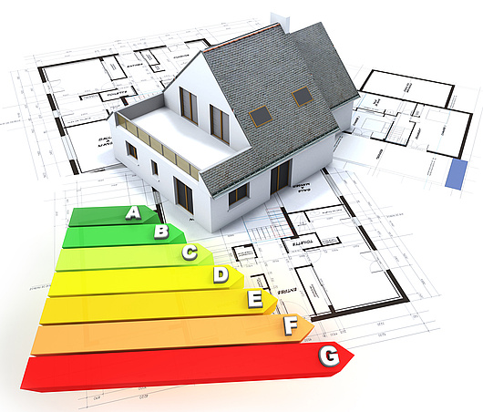 Energieeffizient bauen: Hausmodell und Baupläne.