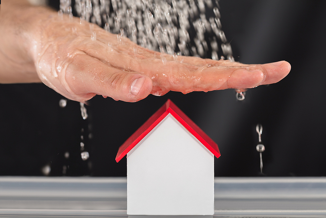 Eine Immobilienversicherung sichert Ihr Zuhause bei Schäden durch Naturgefahren ab, wenn Sie eine erweiterte Elementarversicherung abschließen.