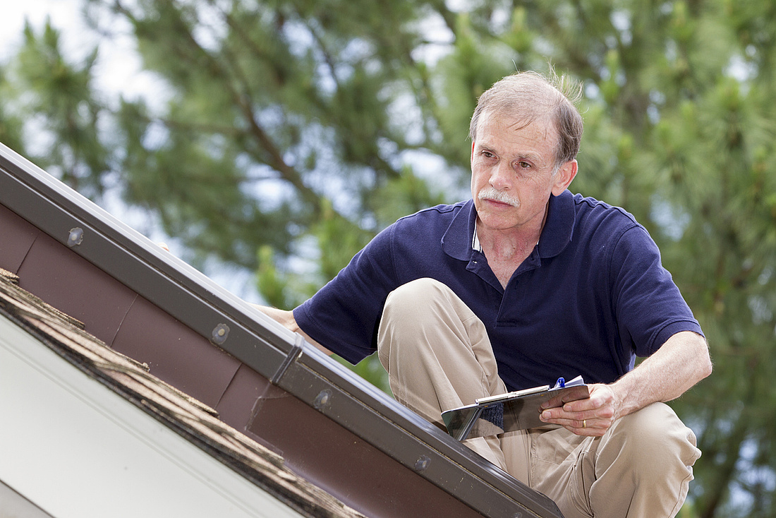 Eine regelmäßige Kontrolle beispielsweise des Dachs auf eventuelle Schäden und Mängel ist eine von mehreren Voraussetzungen dafür, dass eine Versicherung bei Sturmschäden zahlt.