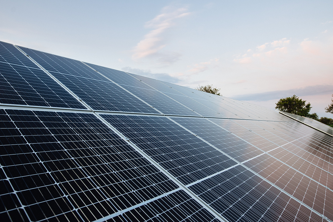 Alternative Energiequelle: Durch die Solarmodule der Photovoltaikanlage wird Sonnenenergie gespeichert und dann zu Ökostrom umgewandelt.